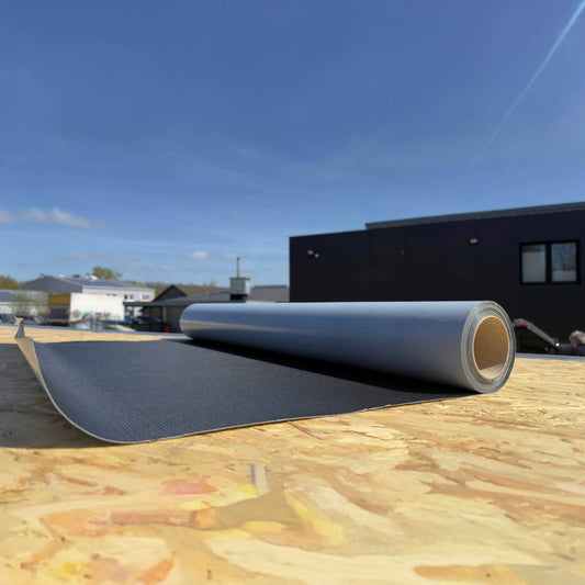 EPDM Dachfolie EasyStick ausgerollt auf Holzuntergrund Gartenhaus